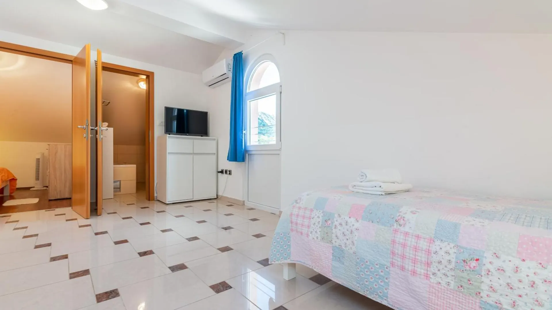 Apartments Lovorka Baska  0*, Baska (Krk) Croatia